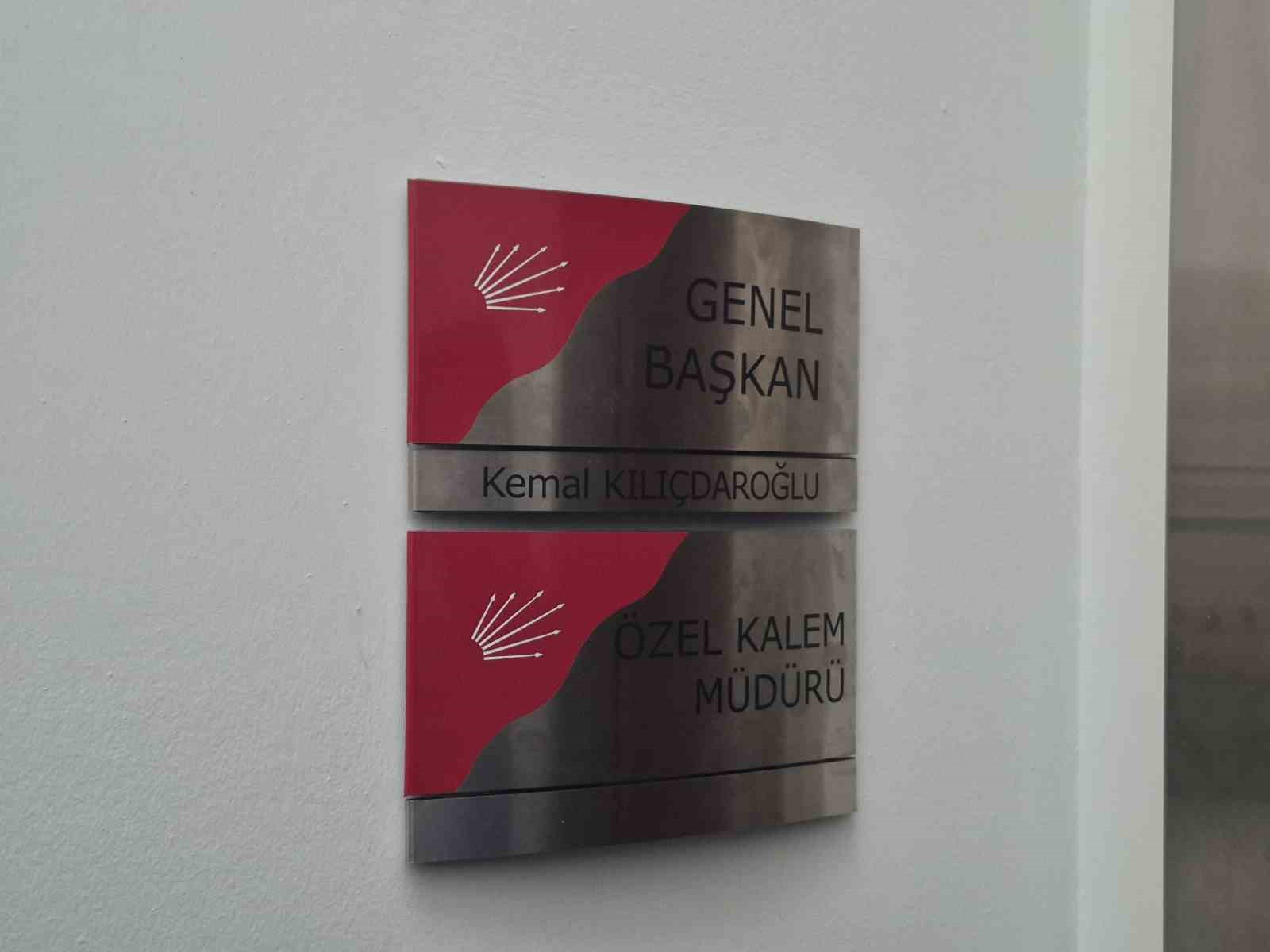 CHP Genel Merkezi’nde Kılıçdaroğlu’nun fotoğrafı tekrar asılıp, isimliği makam odasının kapısına takıldı