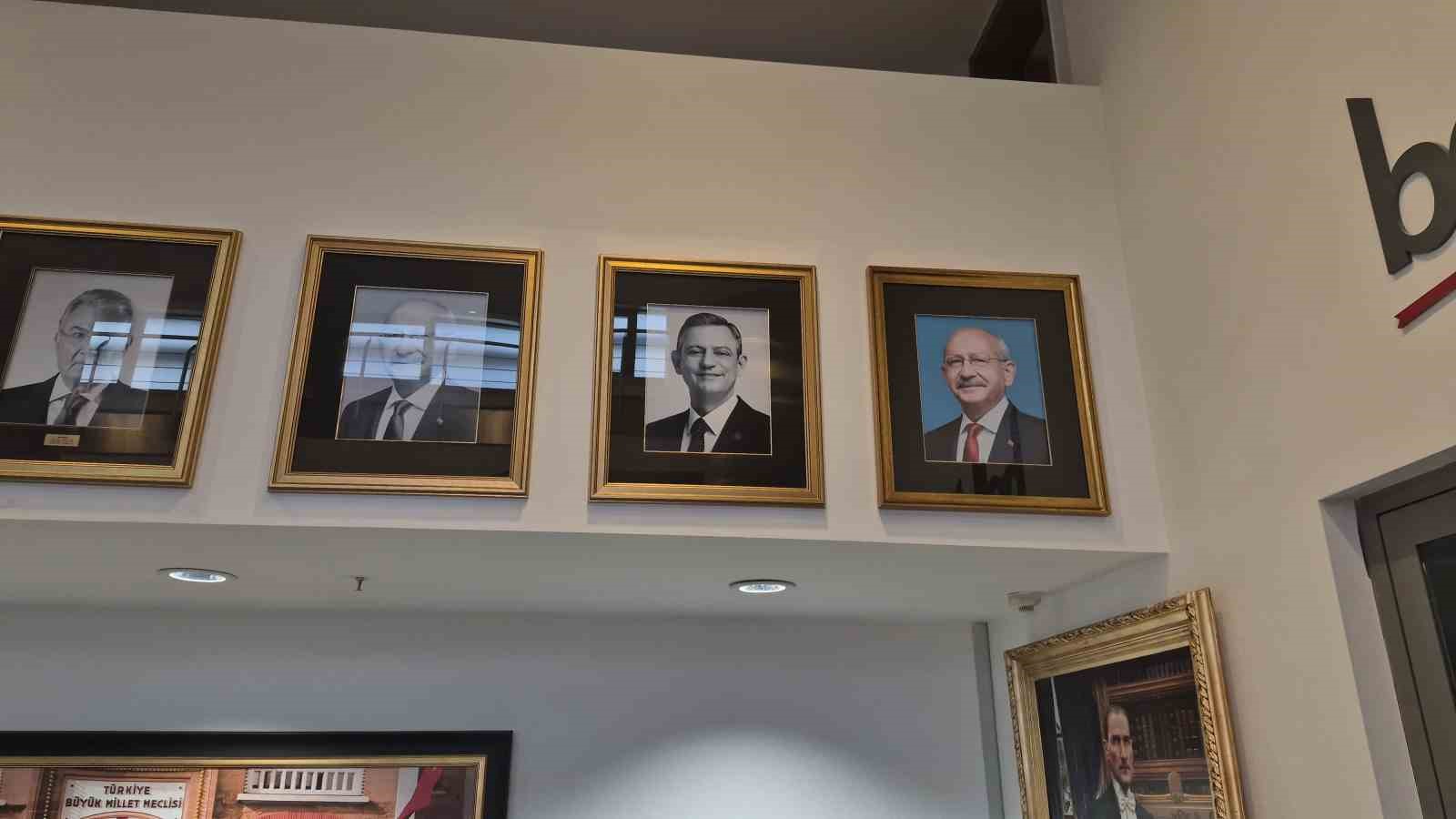 CHP Genel Merkezi’nde Kılıçdaroğlu’nun fotoğrafı tekrar asılıp, isimliği makam odasının kapısına takıldı