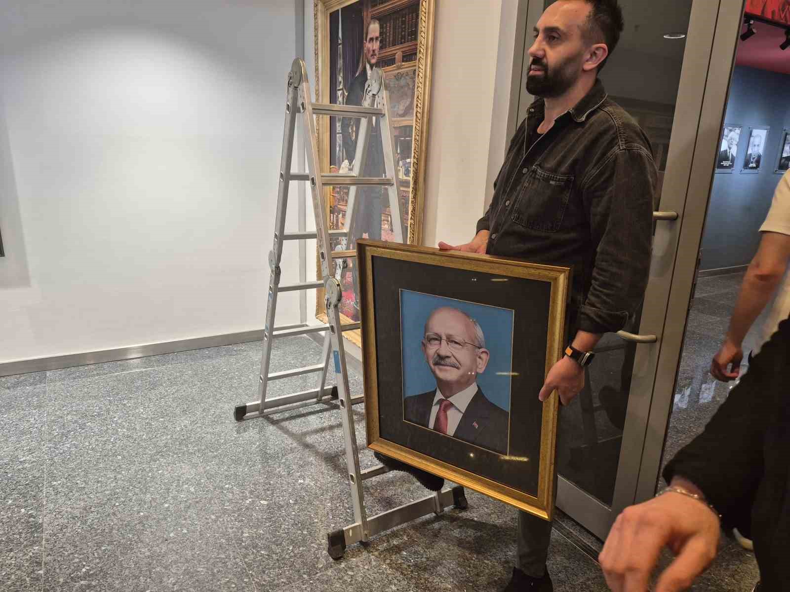CHP Genel Merkezi’nde Kılıçdaroğlu’nun fotoğrafı tekrar asılıp, isimliği makam odasının kapısına takıldı