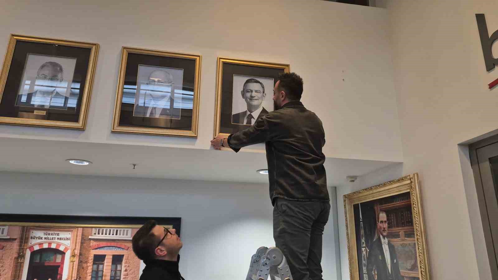 CHP Genel Merkezi’nde Kılıçdaroğlu’nun fotoğrafı tekrar asılıp, isimliği makam odasının kapısına takıldı