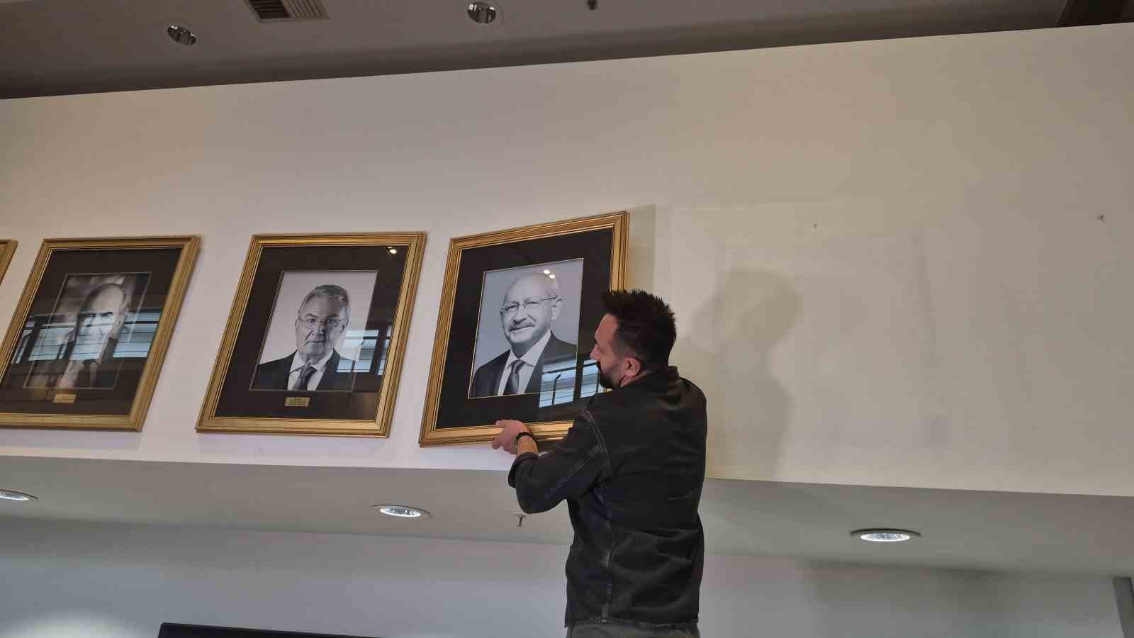 CHP Genel Merkezi’nde Kılıçdaroğlu’nun fotoğrafı tekrar asılıp, isimliği makam odasının kapısına takıldı