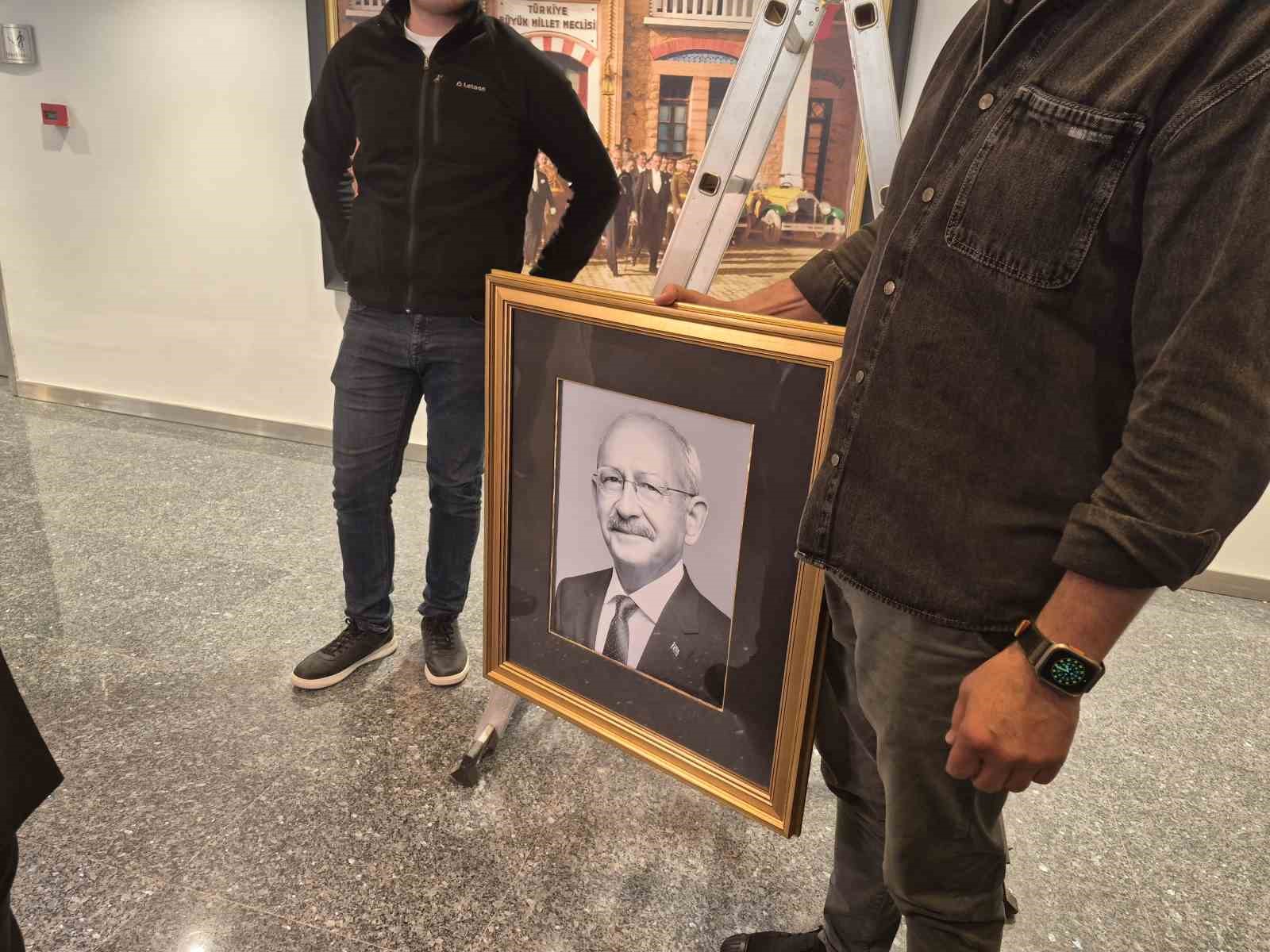 CHP Genel Merkezi’nde Kılıçdaroğlu’nun fotoğrafı tekrar asılıp, isimliği makam odasının kapısına takıldı