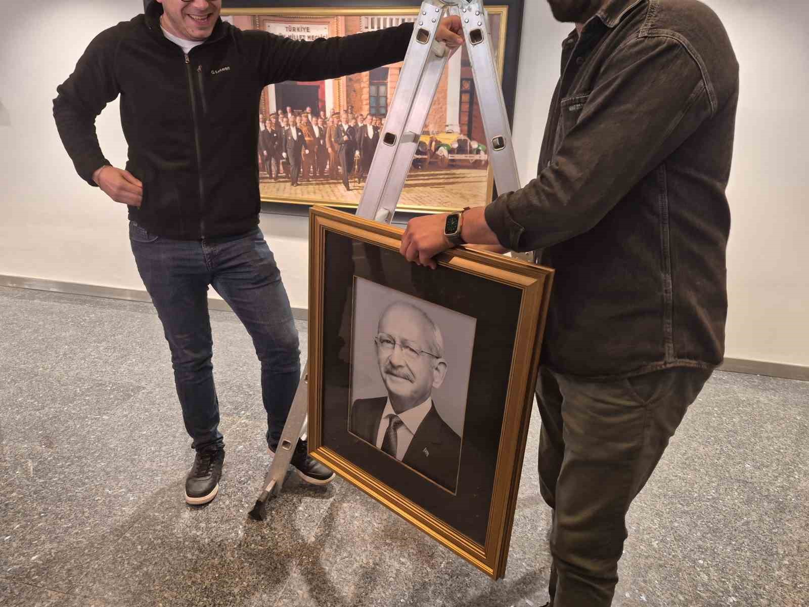 CHP Genel Merkezi’nde Kılıçdaroğlu’nun fotoğrafı tekrar asılıp, isimliği makam odasının kapısına takıldı