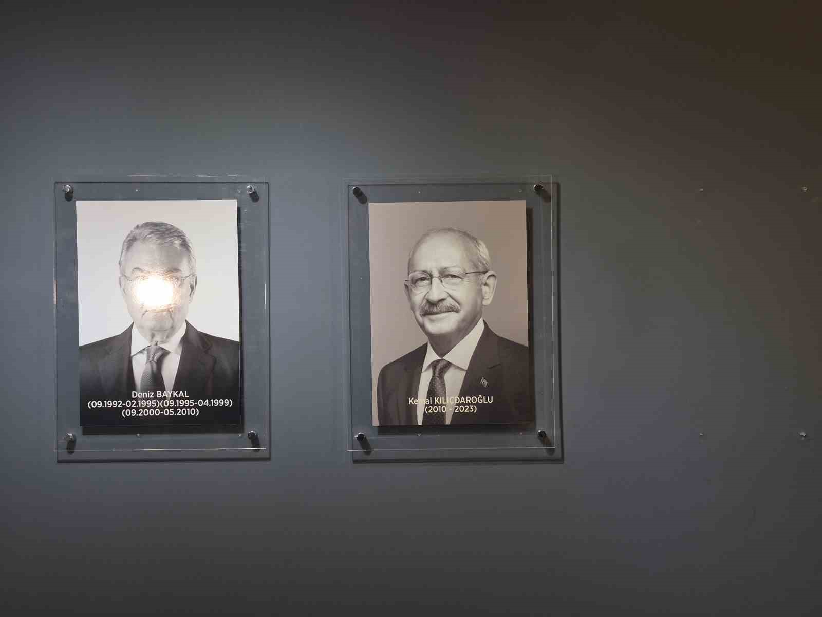 CHP Genel Merkezi’nde Kılıçdaroğlu’nun fotoğrafı tekrar asılıp, isimliği makam odasının kapısına takıldı