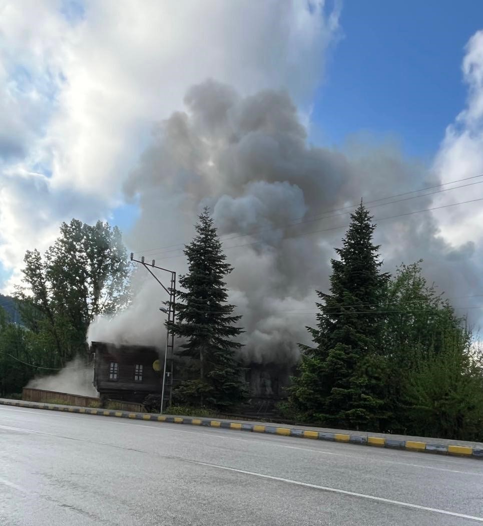 Kastamonu’da 250 yıllık tarihi konak çıkan yangında hasar gördü