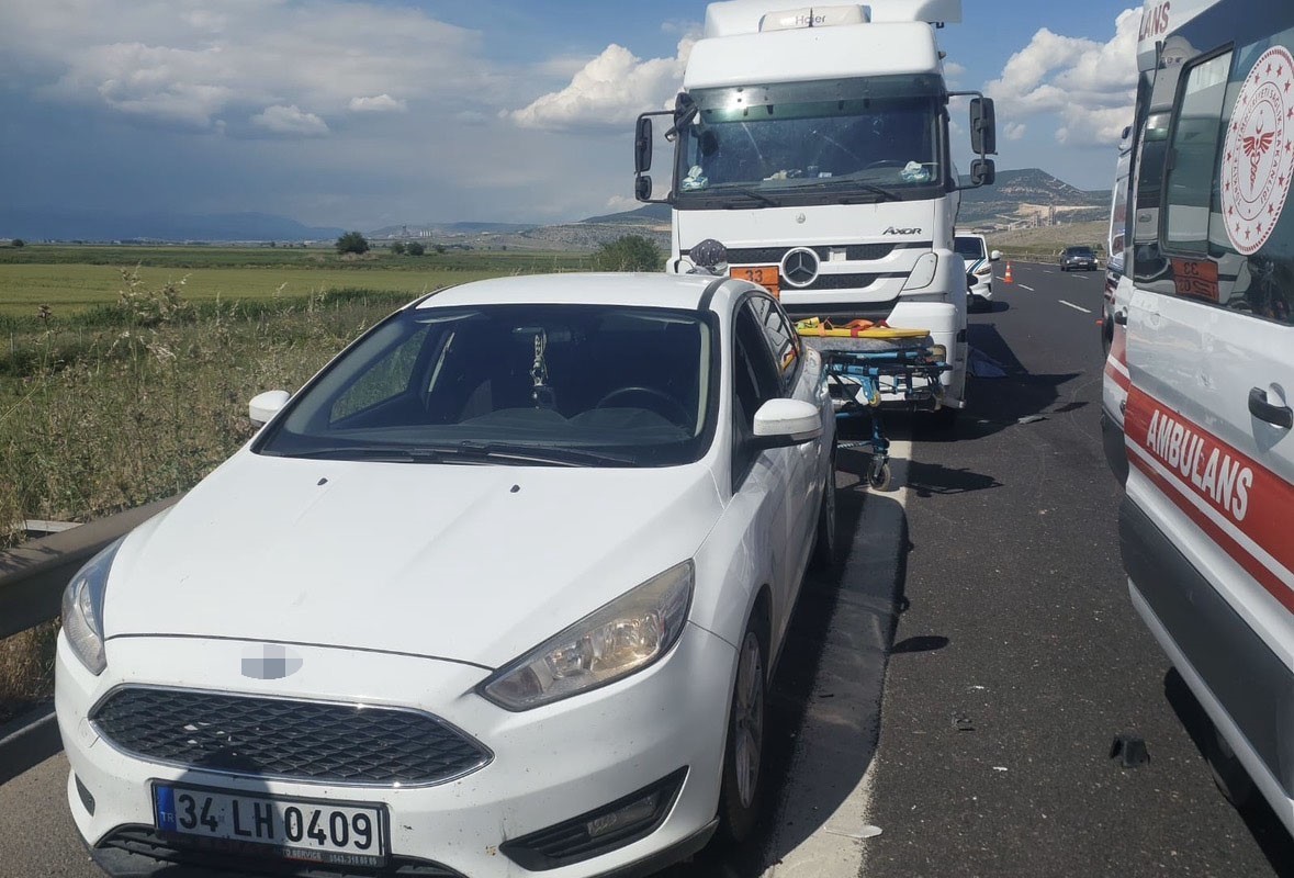 TAG Otoyolu’nda bozulan tıra yardım için duranlara başka tır çarptı: 1 ölü, 2 yaralı